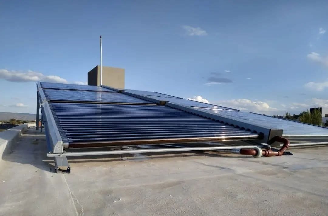 Colector solar de tubos al vacío sobre techo para calefacción, piscina y agua caliente sanitaria.